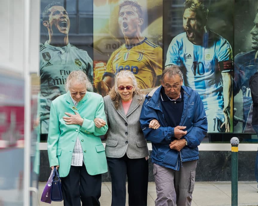 Photo de personnes âgées dans la rue se tenant le bras
